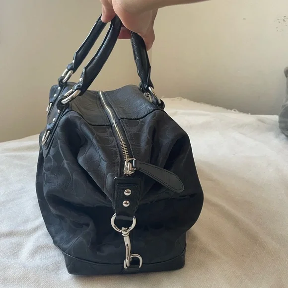 𝘊𝘰𝘢𝘤𝘩 𝘈𝘴𝘩𝘭𝘦𝘺 𝘚𝘪𝘨𝘯𝘢𝘵𝘶𝘳𝘦 𝘚𝘢𝘵𝘦𝘦𝘯🖤 - Picture 4 of 5